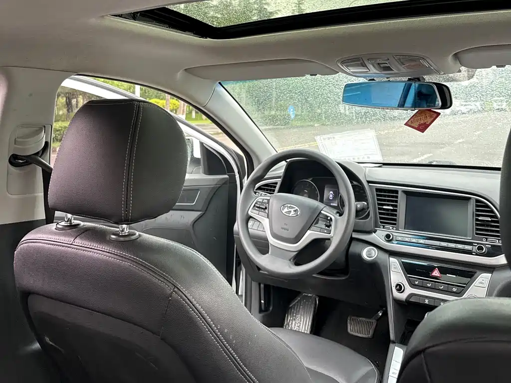 Hyundai Elantra 2019 — фото 12