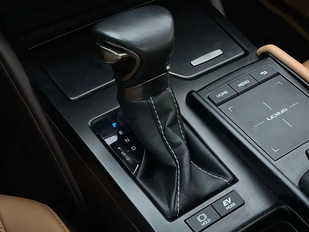 Lexus ES 2020 — фото 18