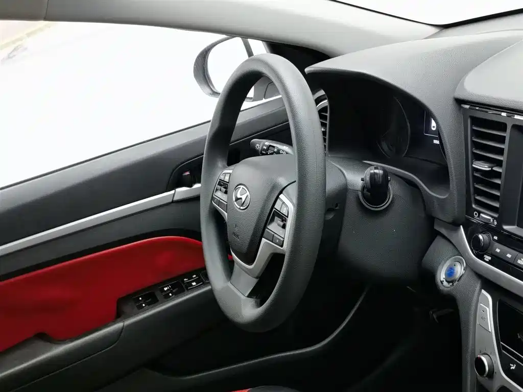 Hyundai Elantra 2017 — фото 22