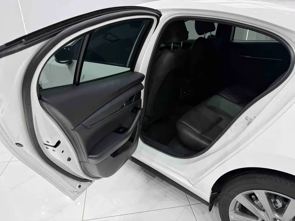 Mazda 3 Axela 2022 — фото 17