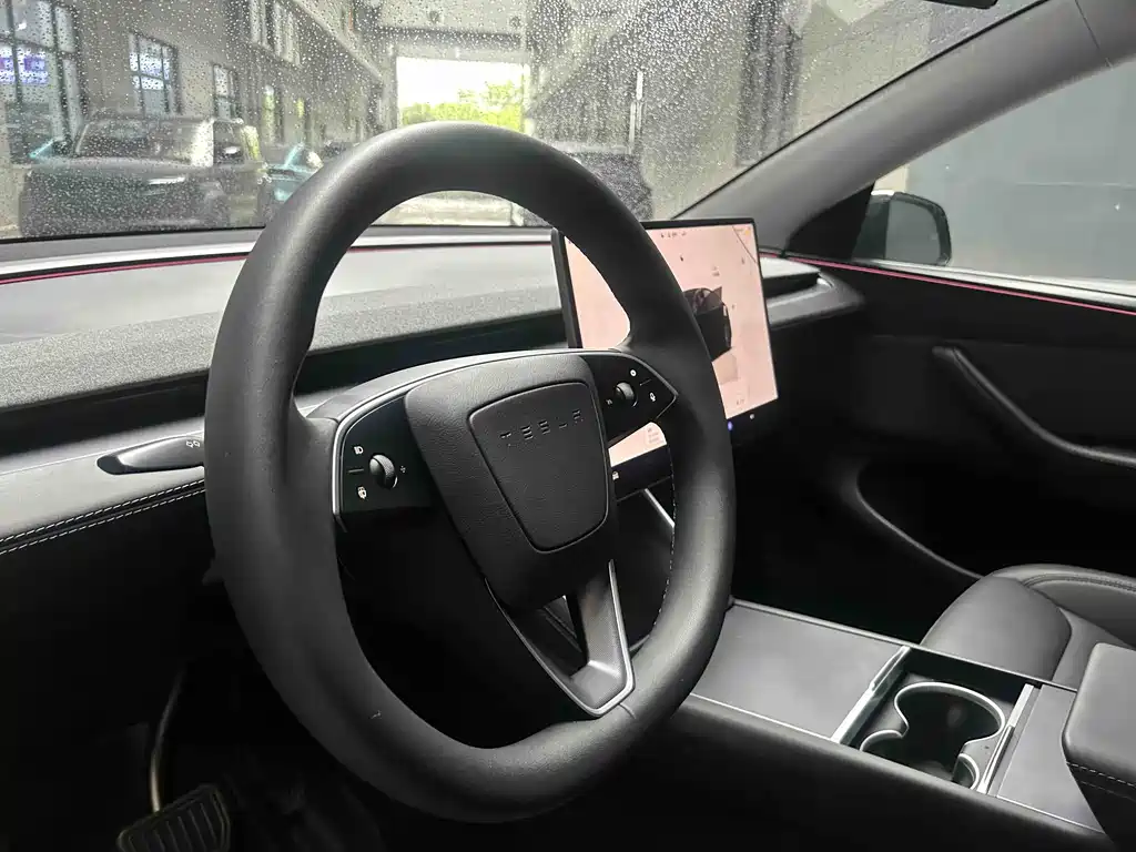 Tesla Model Y 2025 — фото 16