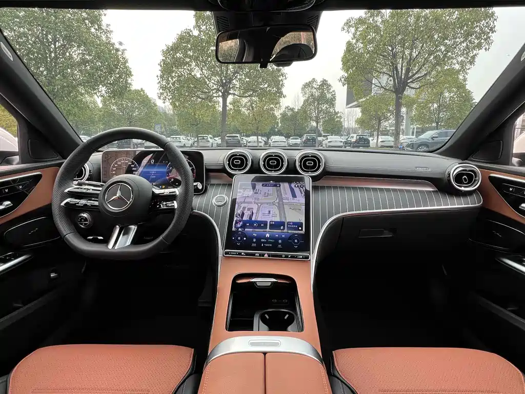 Mercedes-Benz C-Class 2025 — фото 11