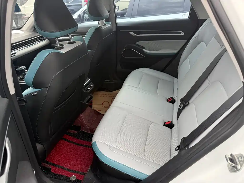 Geely Emgrand 2023
