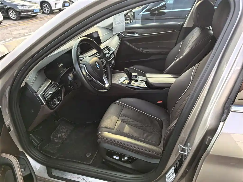 BMW 5 Series 2019 — фото 10
