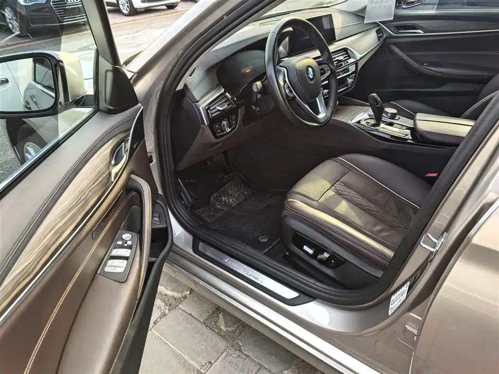 BMW 5 Series 2019 — фото 11
