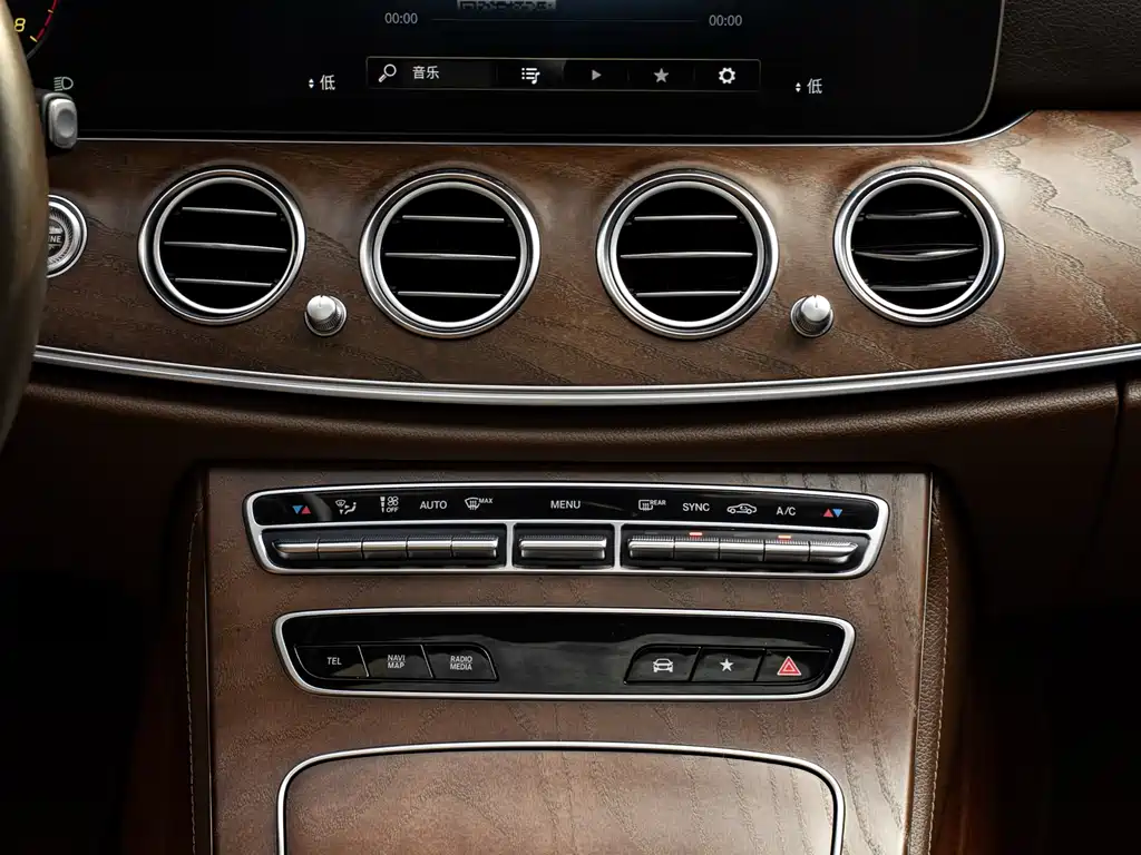 Mercedes-Benz E-Class 2022 — фото 12
