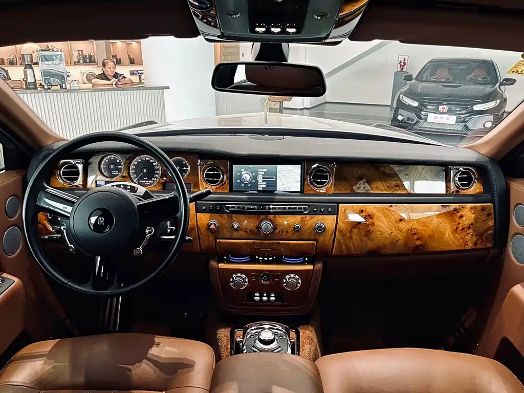 Rolls-Royce Phantom 2014 — фото 13
