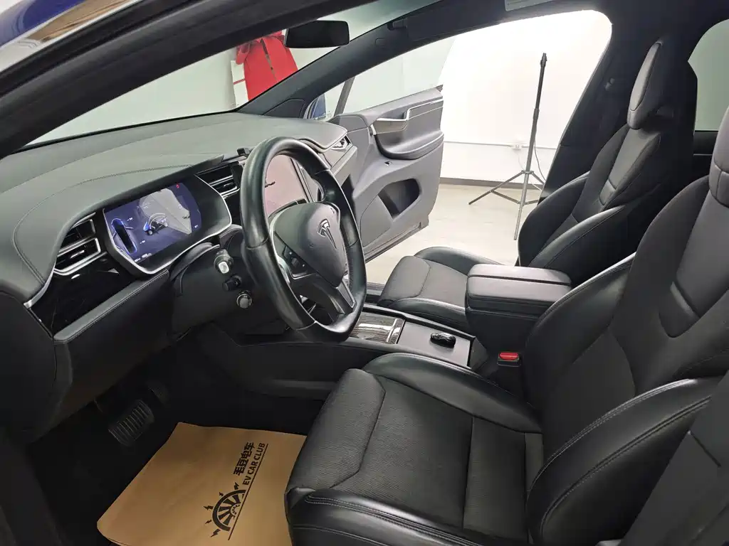 Tesla Model X 2017 — фото 13