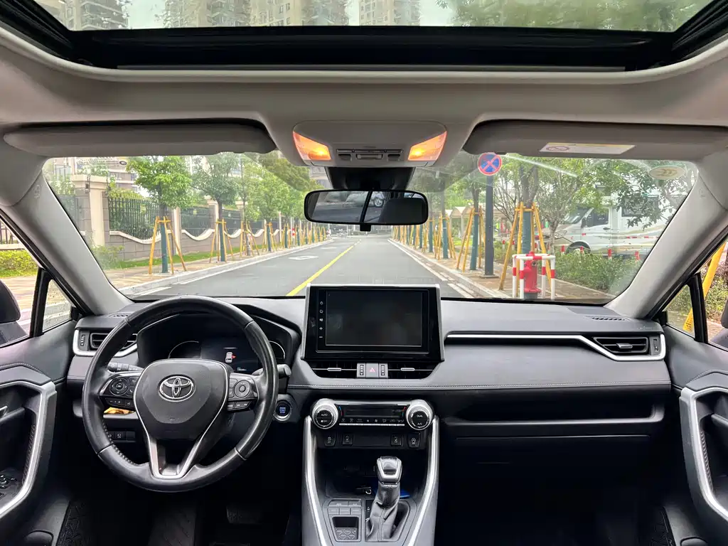 Toyota RAV4 2020 — фото 11