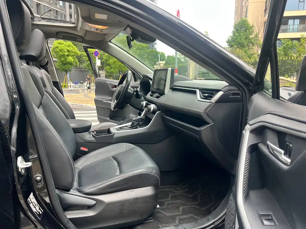 Toyota RAV4 2020 — фото 13
