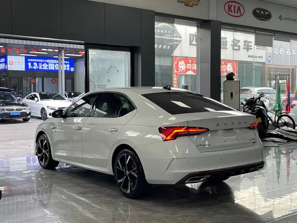 Skoda Octavia 2023 — фото 14