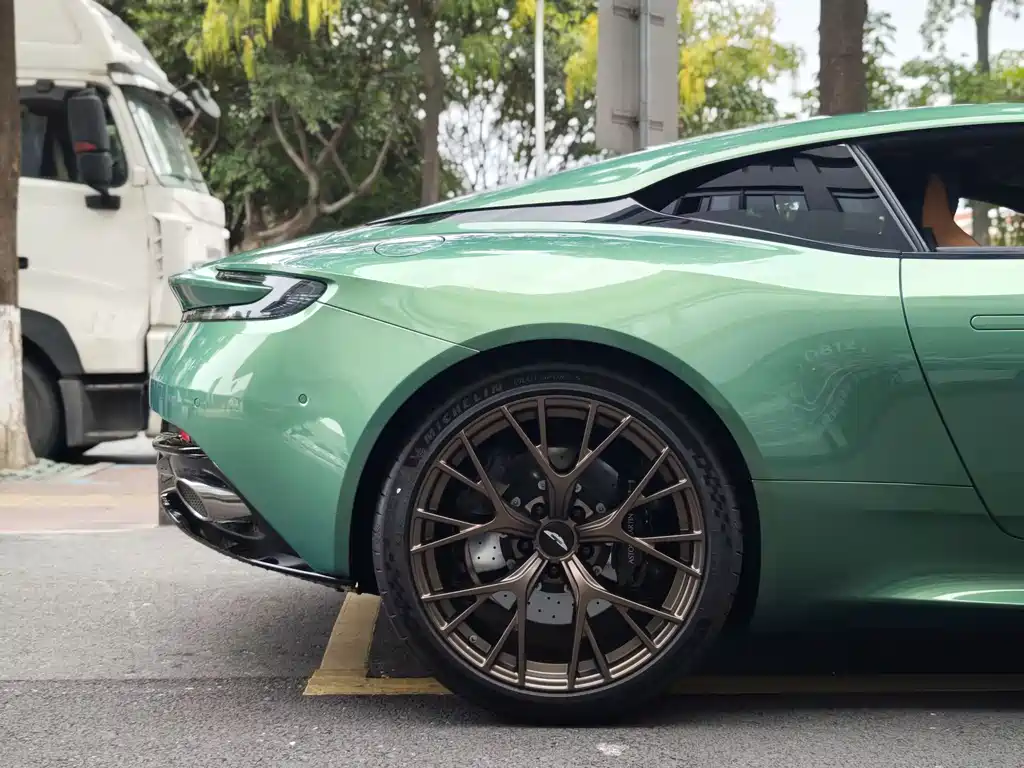 Aston Martin DB12 — фото 20