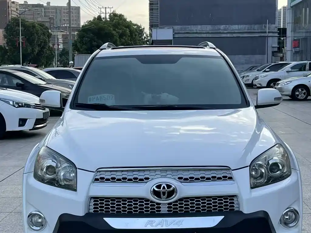 Toyota RAV4 2012 — фото 2