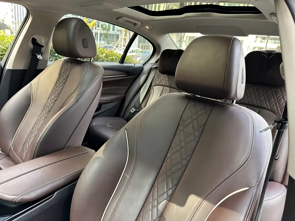 BMW 5 Series 2018 — фото 20