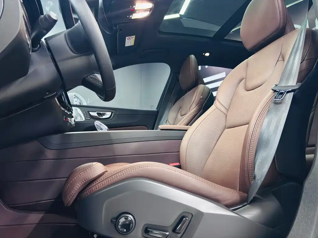 Volvo XC60 PHEV 2023 — фото 8