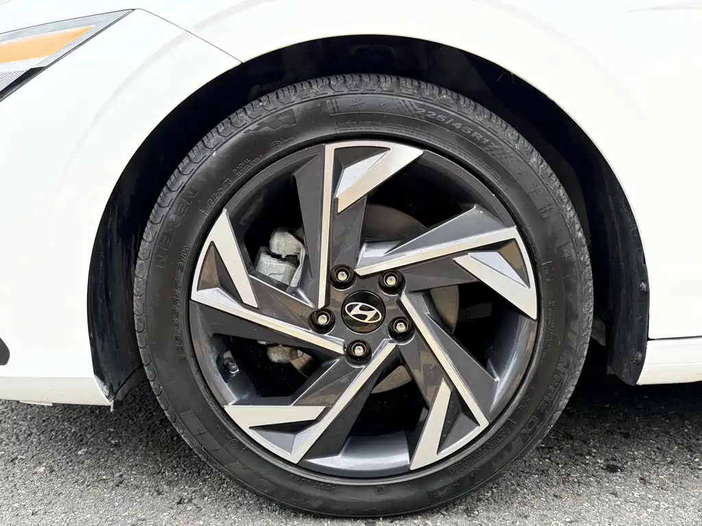 Hyundai Elantra 2023 — фото 12