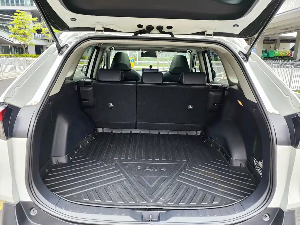 Toyota RAV4 2023 — фото 14