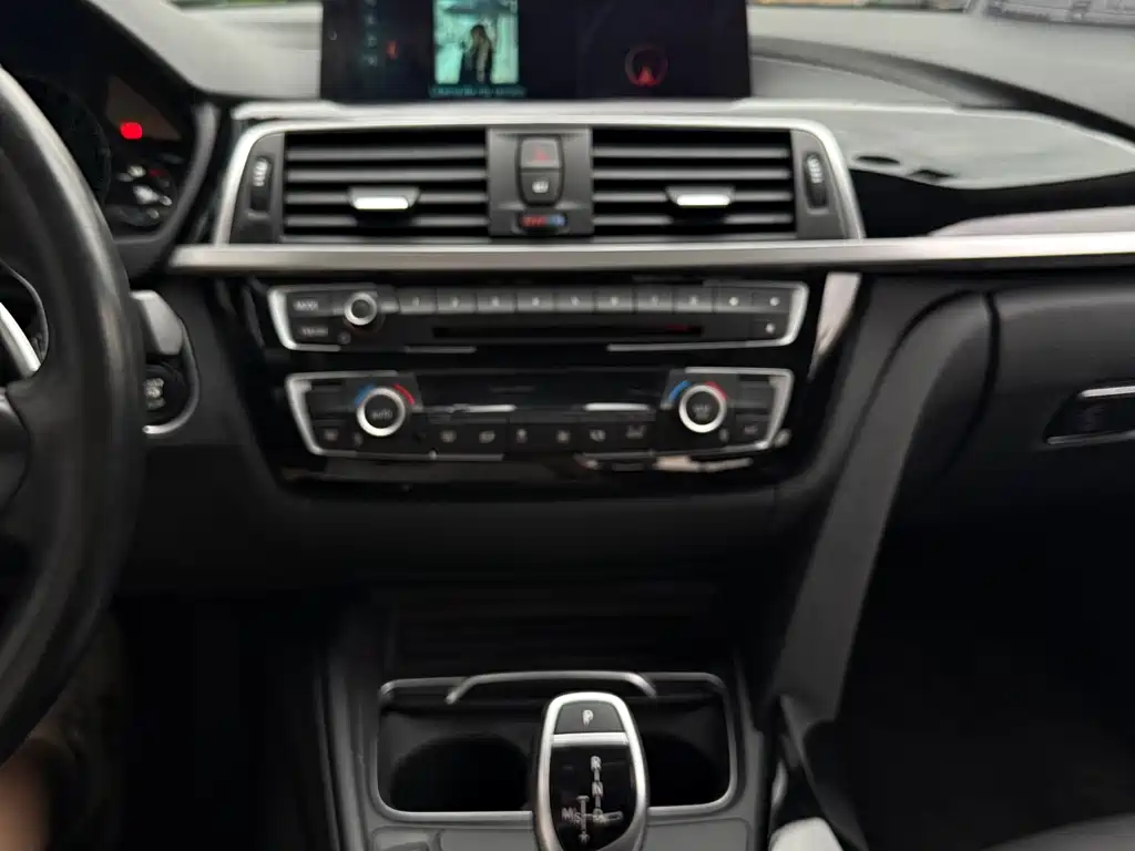 BMW 3 Series 2019 — фото 13