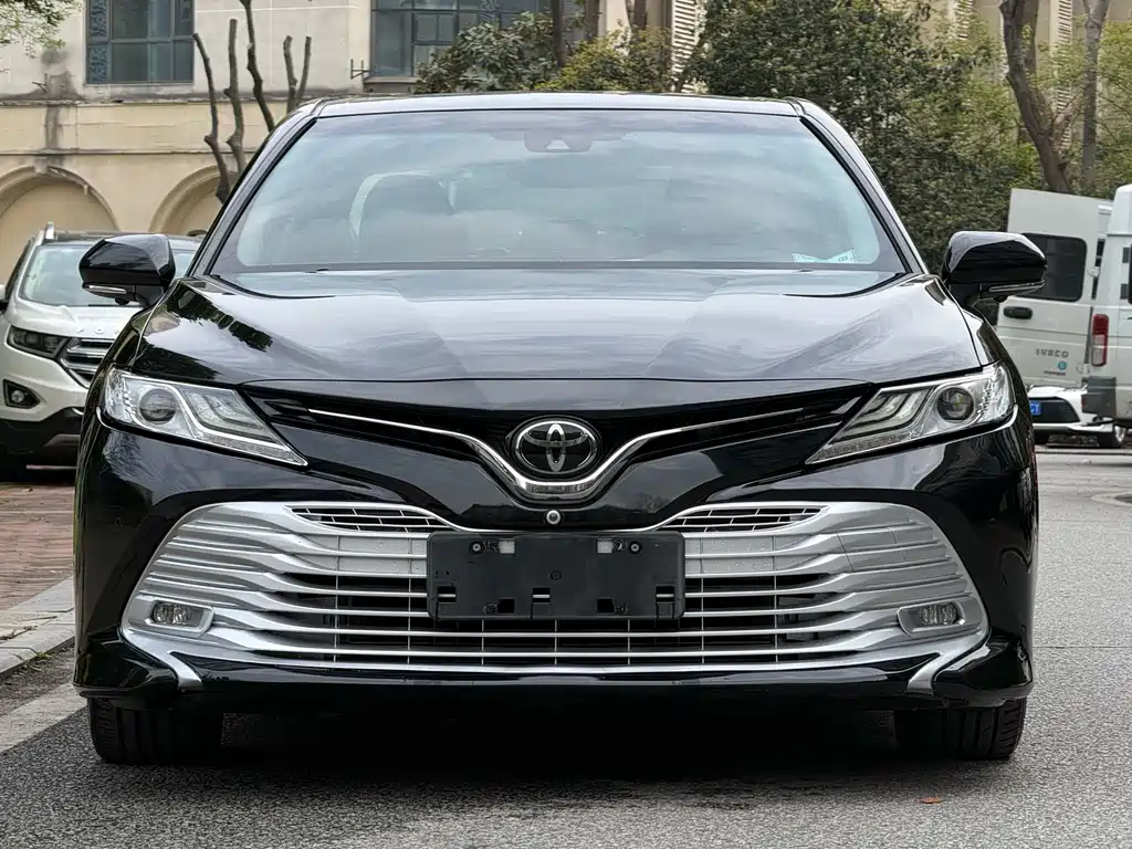 Toyota Camry 2019 — фото 1
