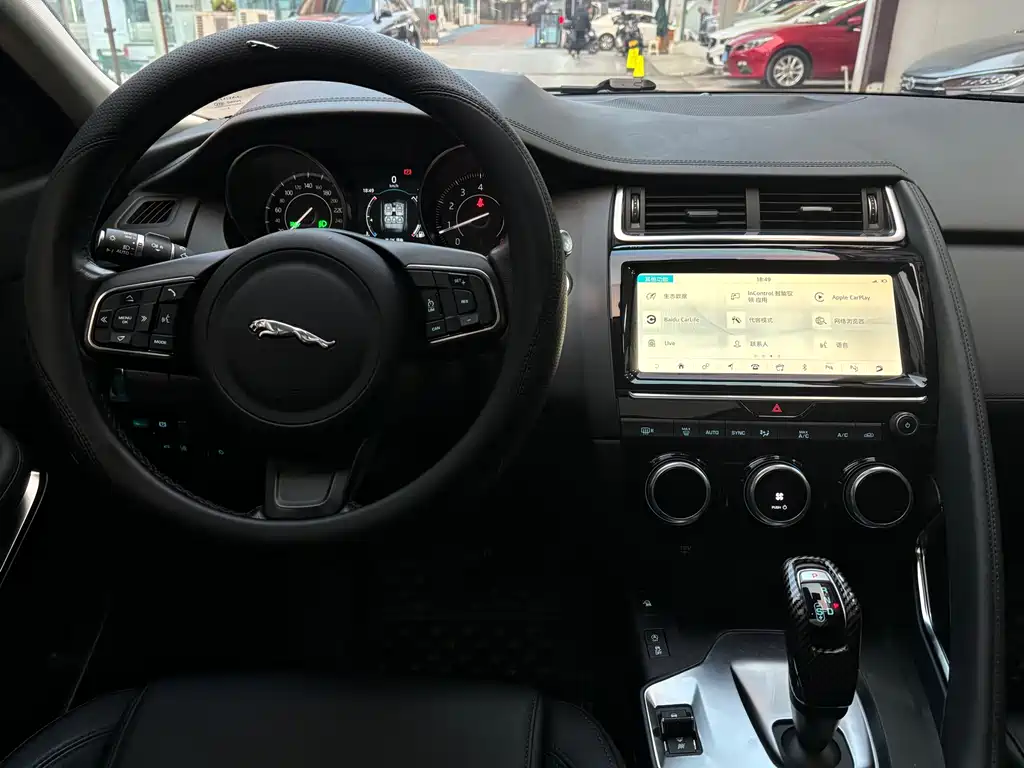 Jaguar E-PACE 2019 — фото 15