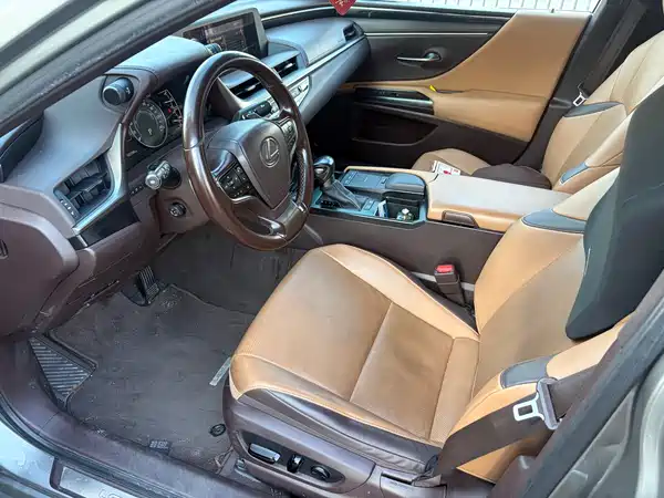 Lexus ES 2021