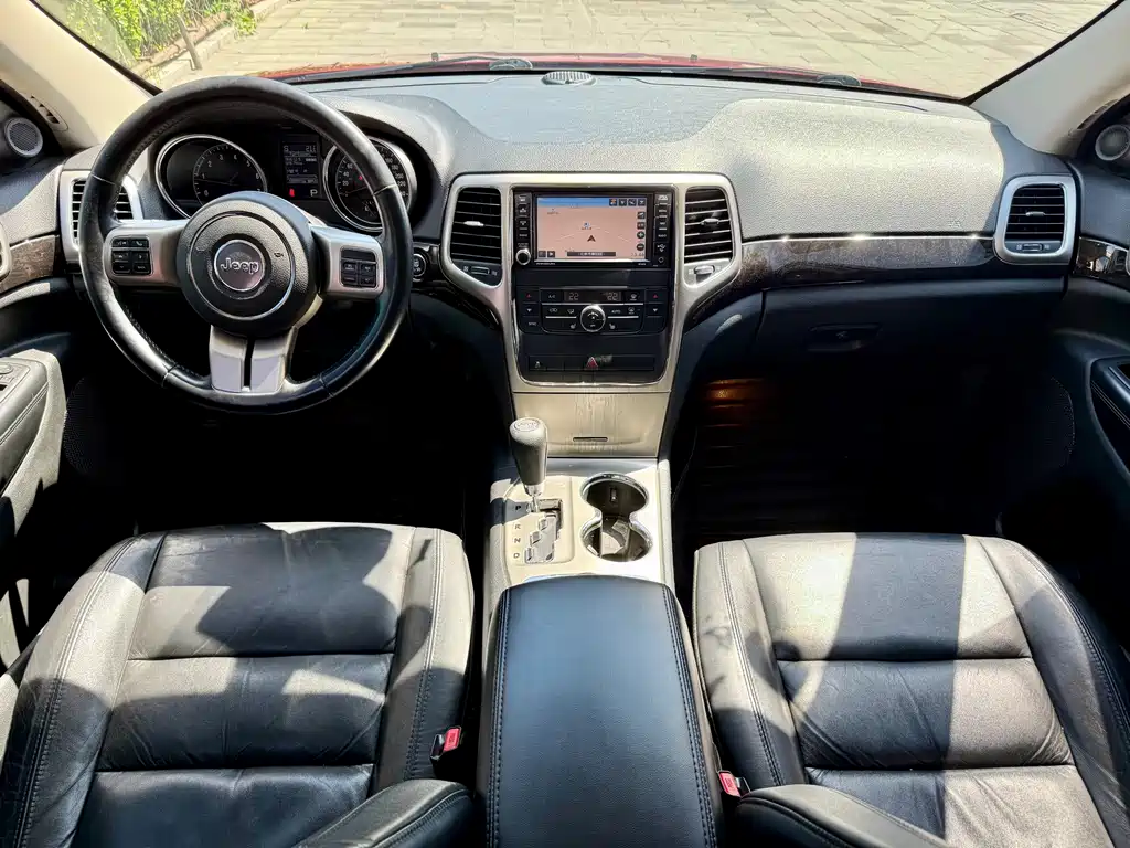 Jeep Grand Cherokee 2012 — фото 9