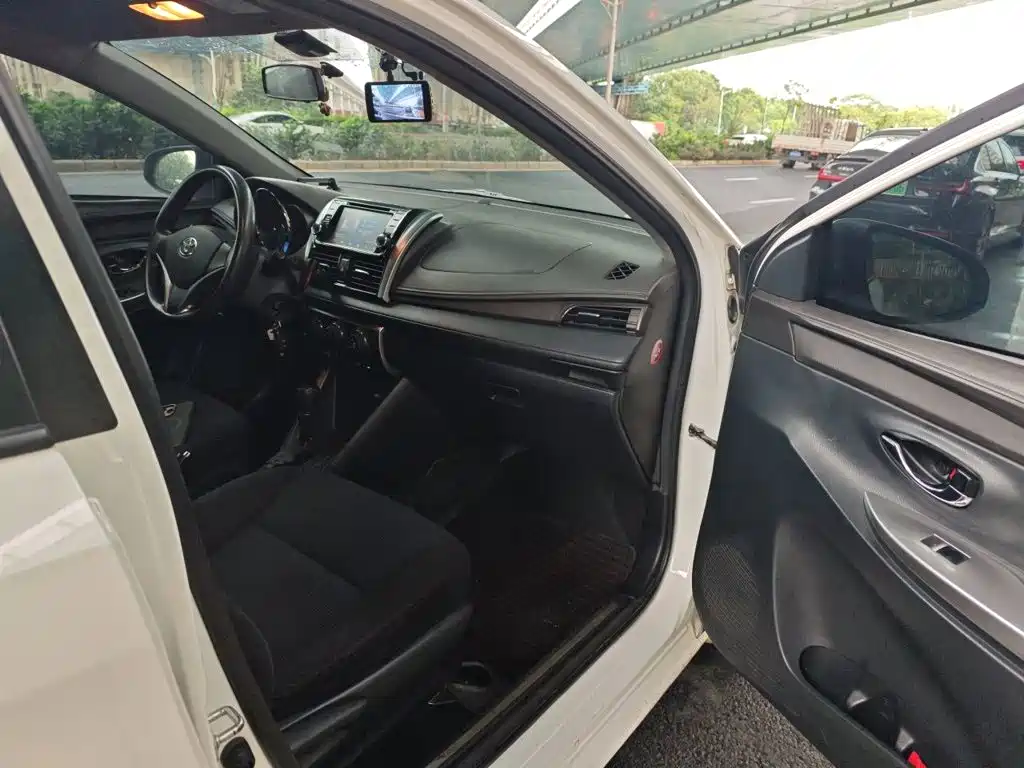 Toyota Yaris L 2015 — фото 20