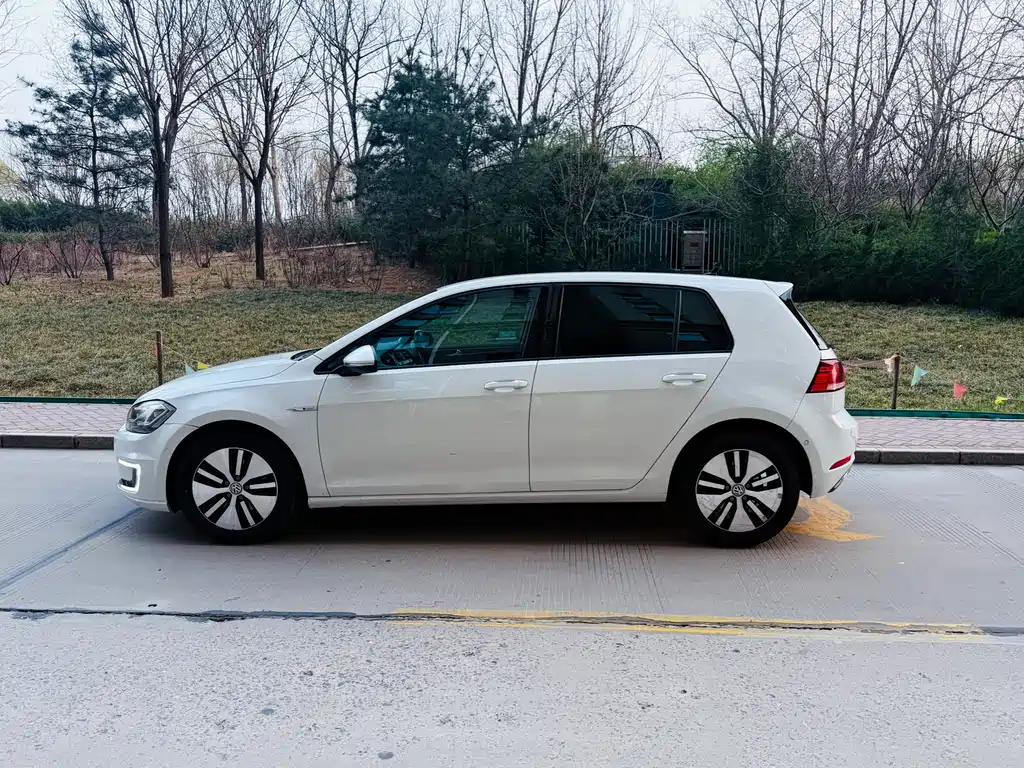 Volkswagen Golf New Energy 2018 — фото 2