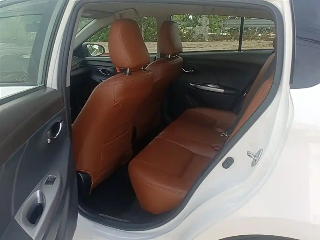 Toyota Yaris L 2015 — фото 17