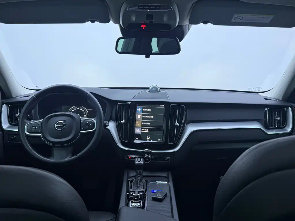 Volvo XC60 2018 — фото 12