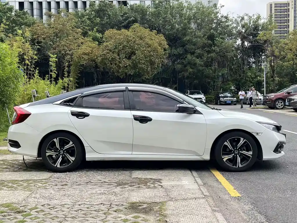 Honda Civic 2020 — фото 18
