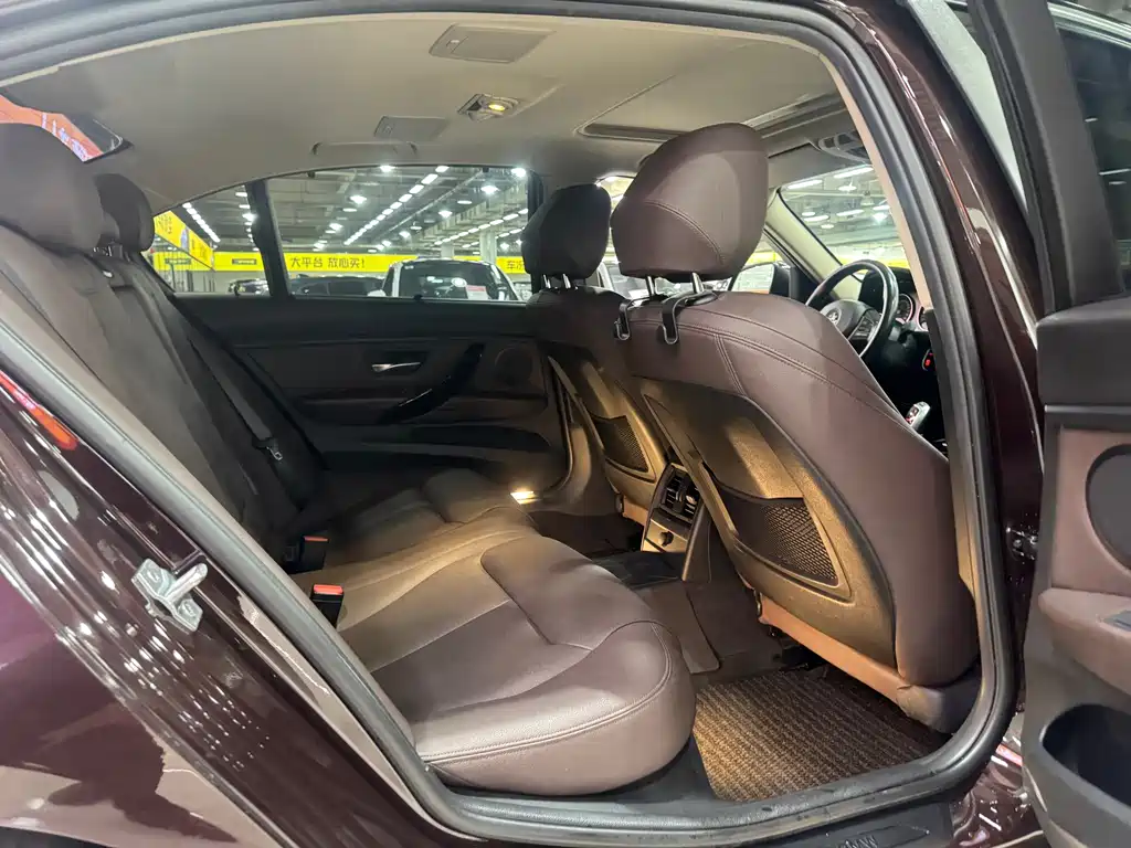BMW 3 Series 2018 — фото 10