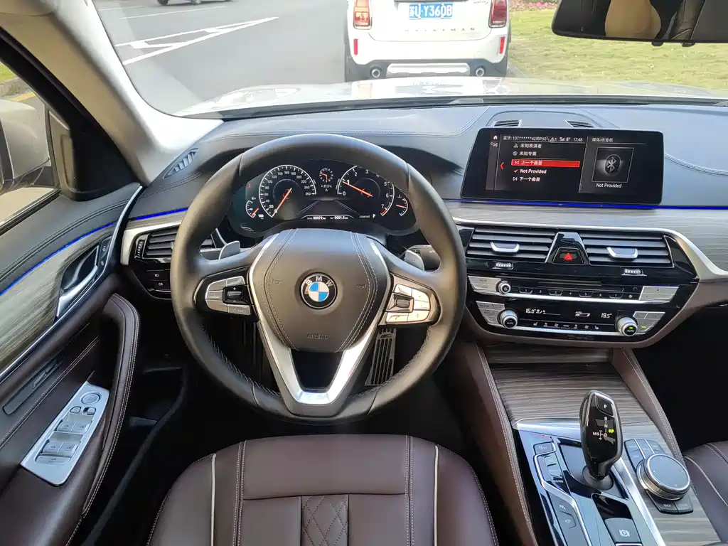 BMW 5 Series 2019 — фото 10