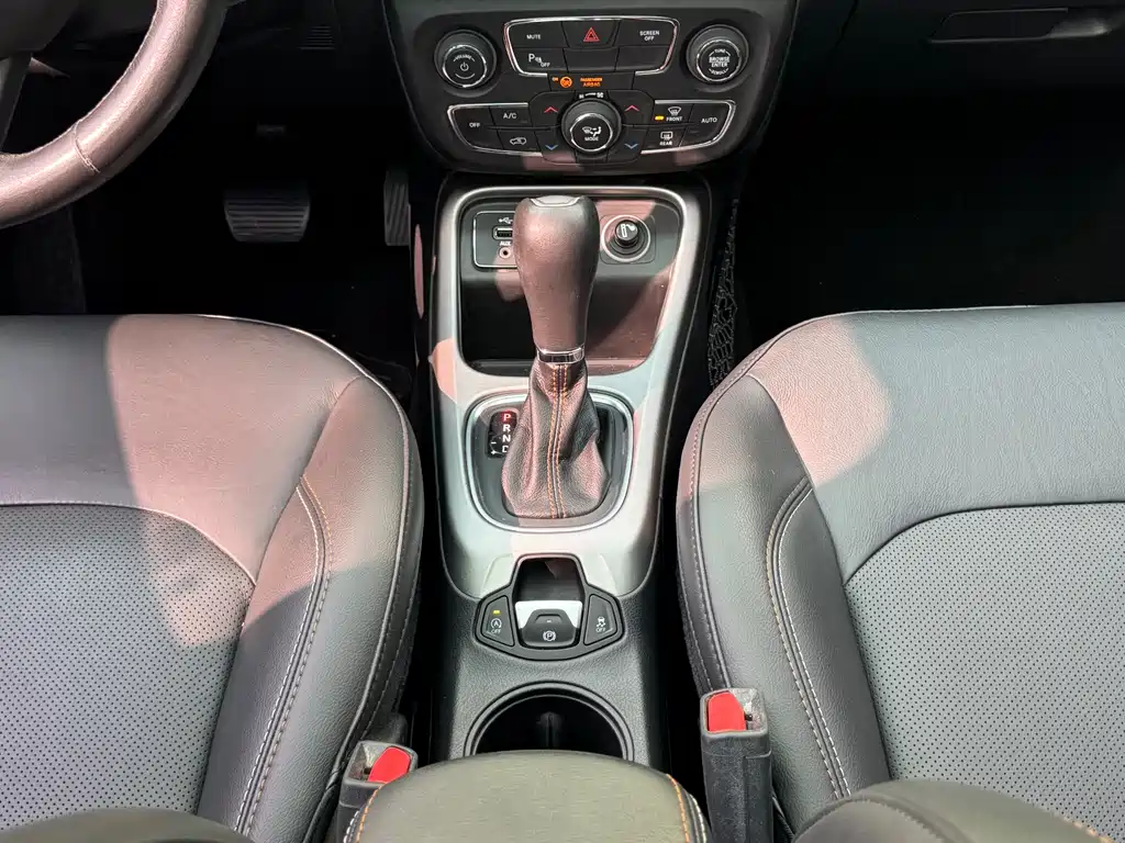 Jeep Compass 2018 — фото 18
