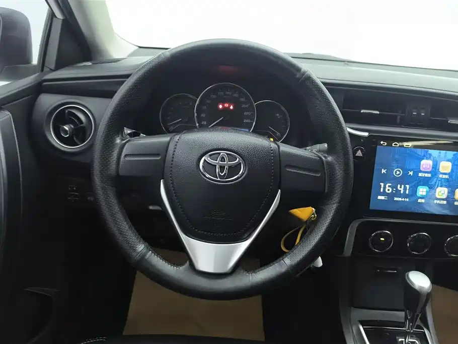 Toyota Corolla 2018 — фото 15