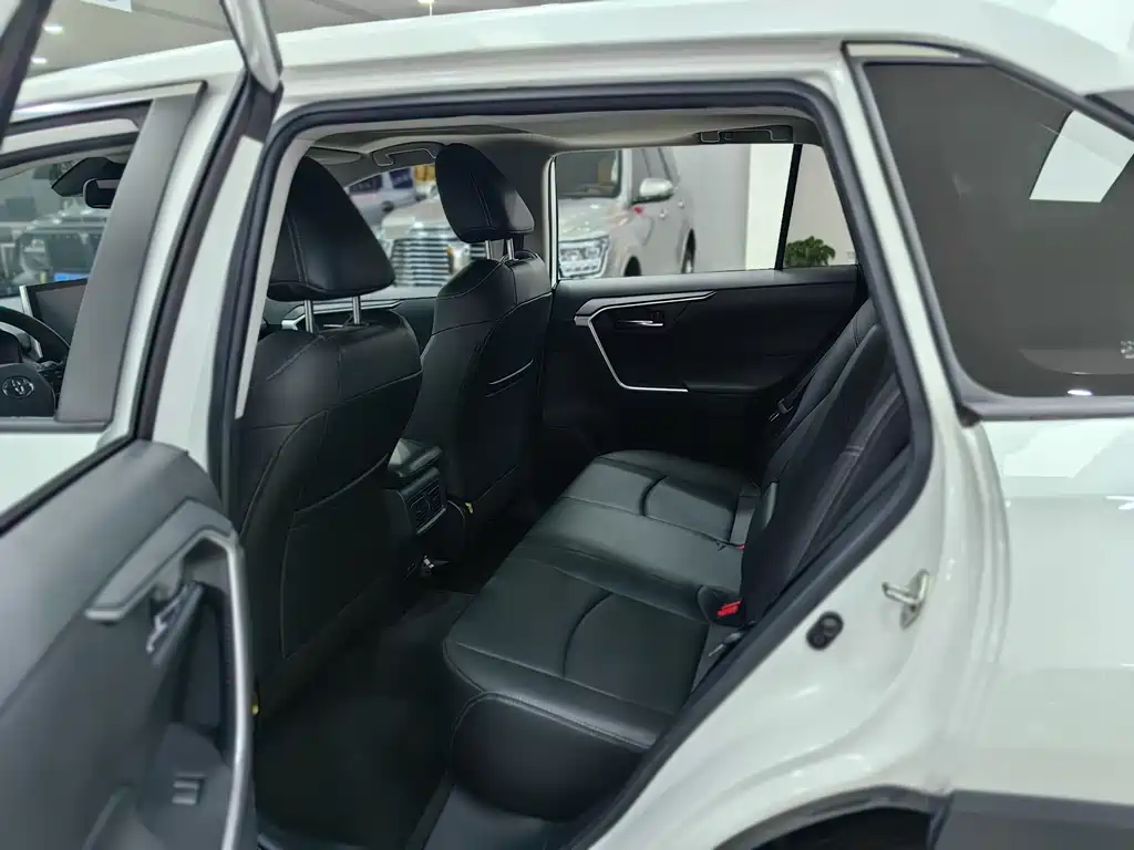 Toyota RAV4 2021 — фото 10