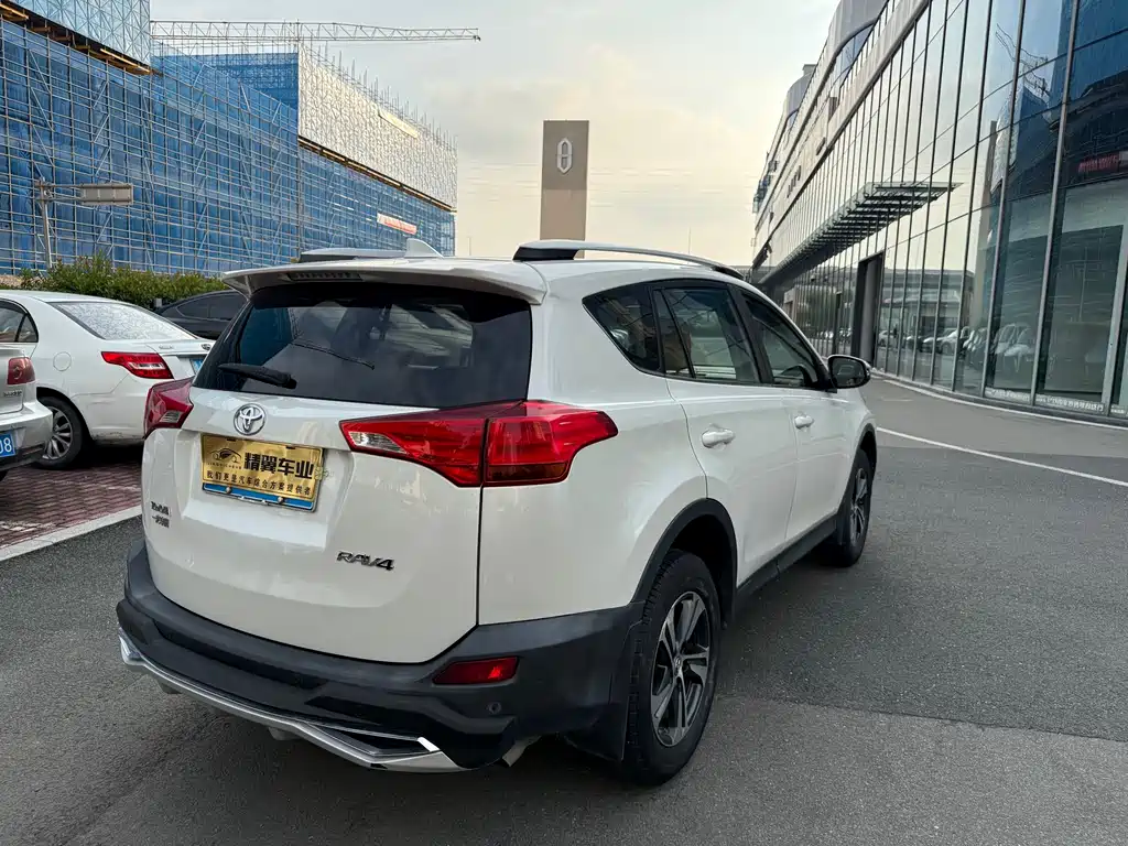 Toyota RAV4 2015 — фото 11