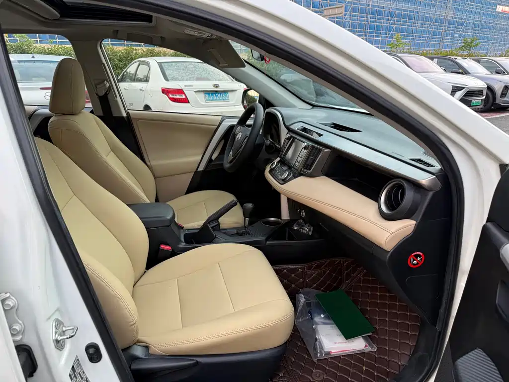 Toyota RAV4 2015 — фото 16
