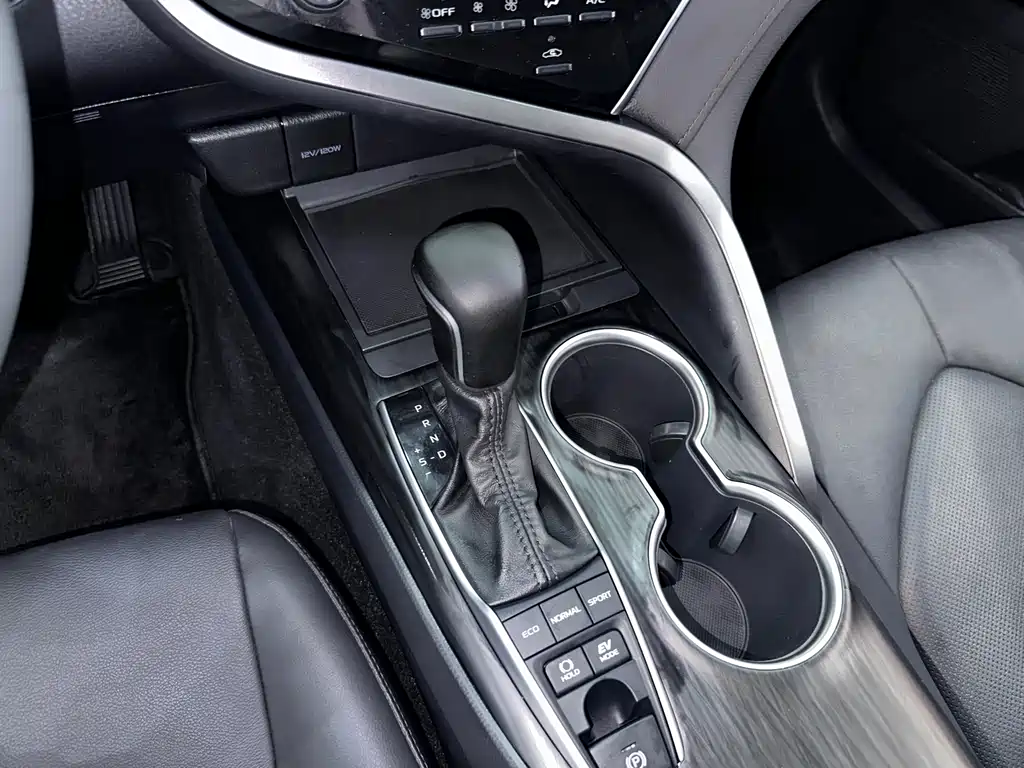 Toyota Camry 2022 — фото 11