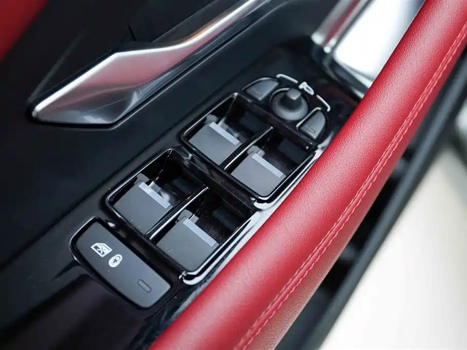 Jaguar E-PACE 2023 — фото 11