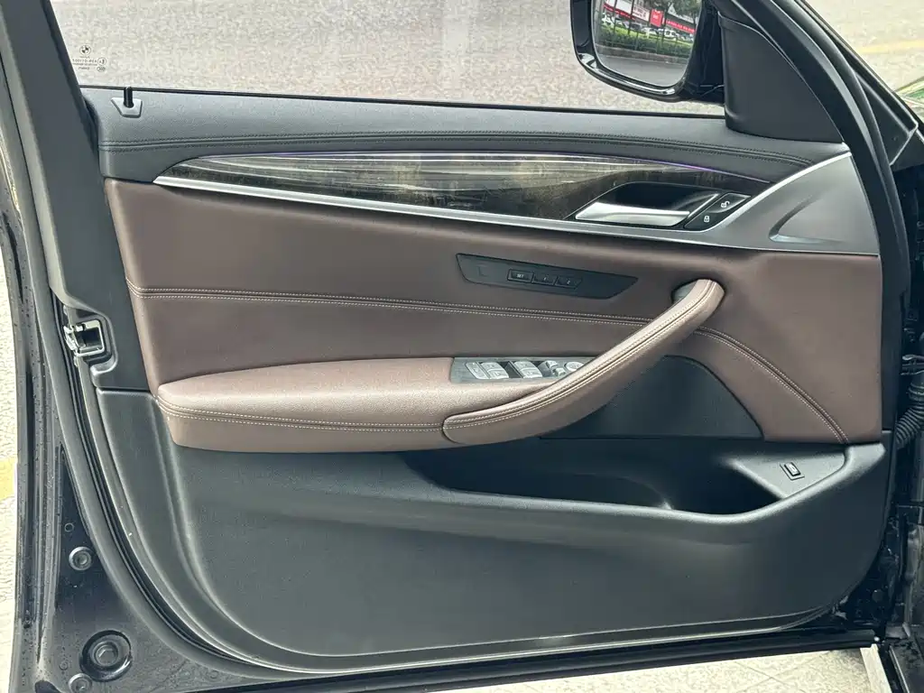 BMW 5 Series 2018 — фото 14