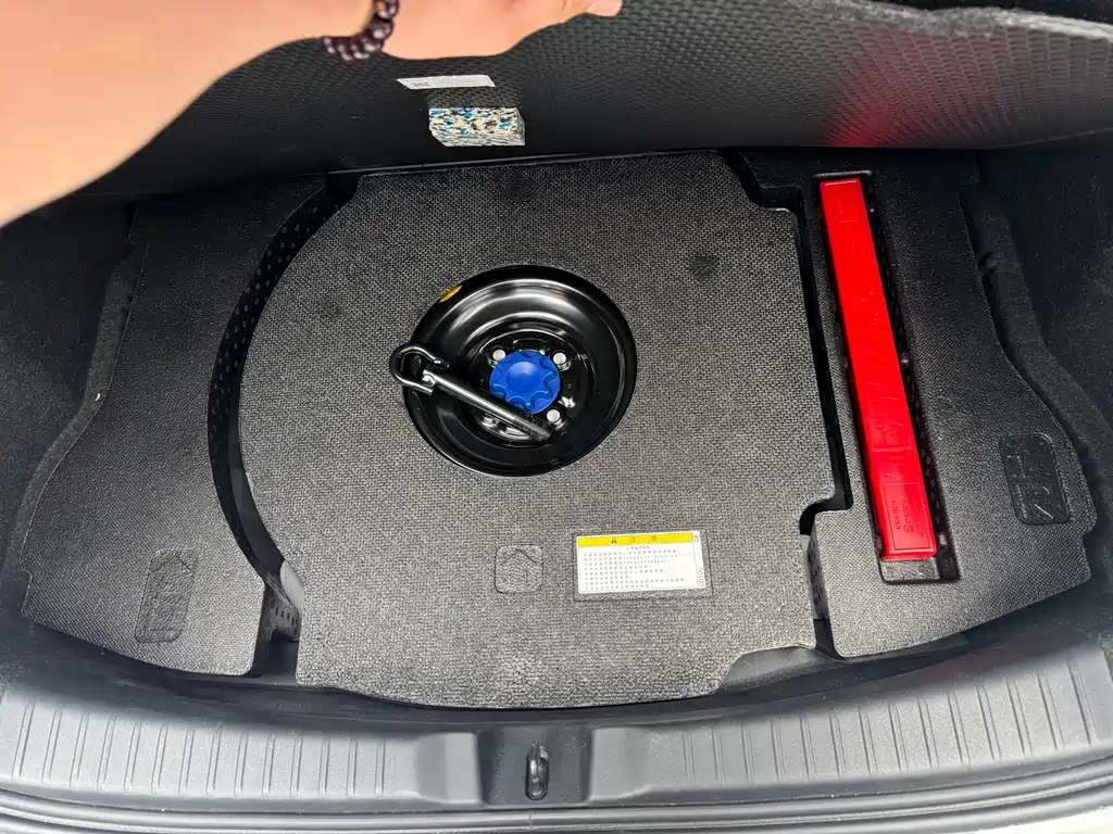 Toyota Yaris L 2023 — фото 11
