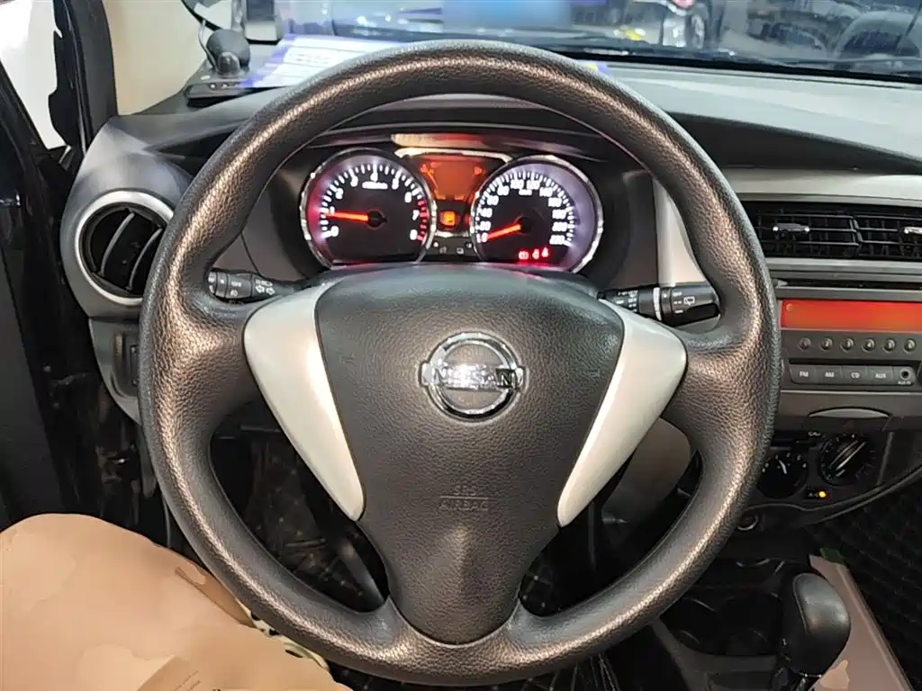 Nissan Livina 2016 — фото 11
