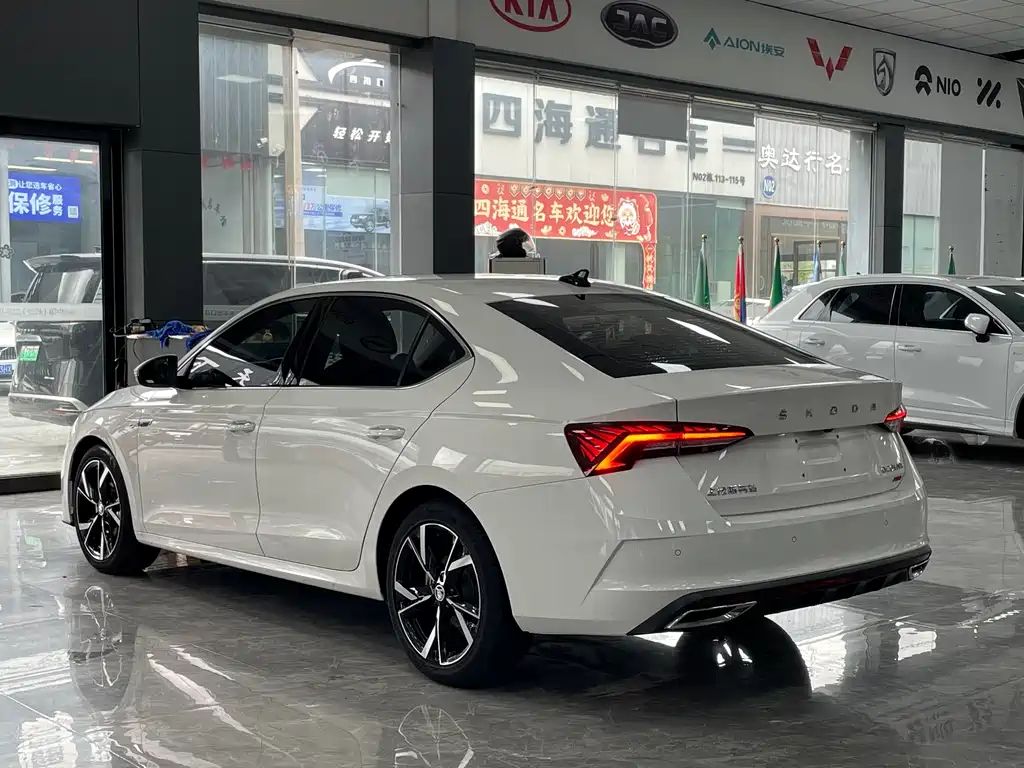 Skoda Octavia 2022 — фото 15