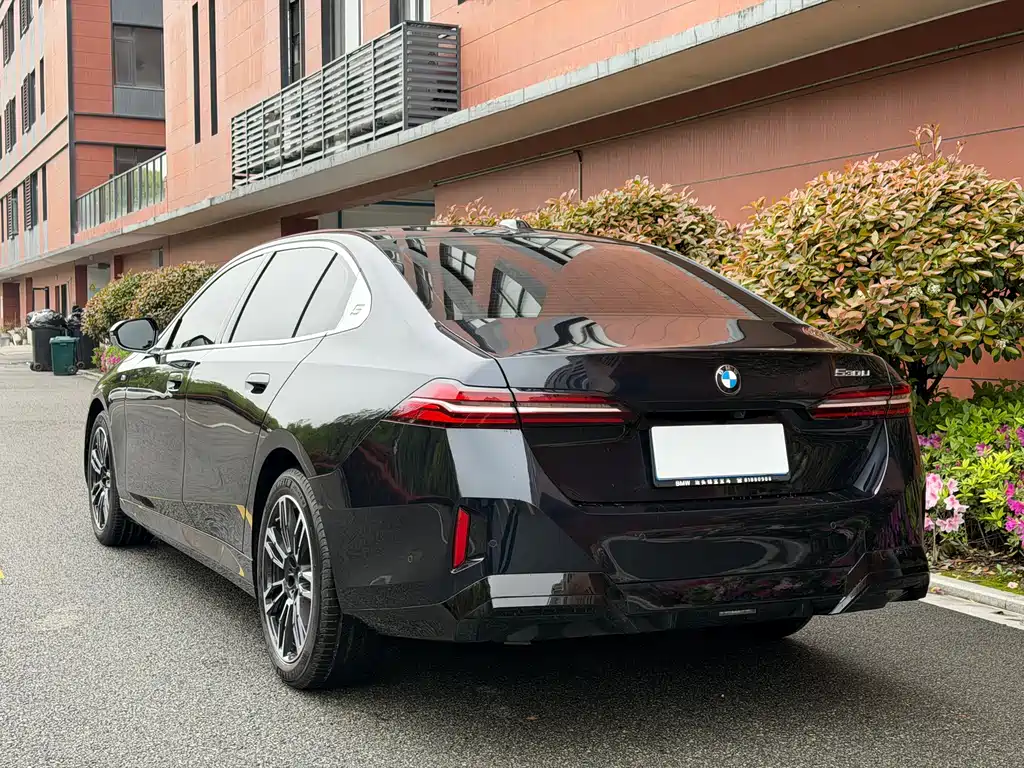 BMW 5 Series 2024 — фото 11