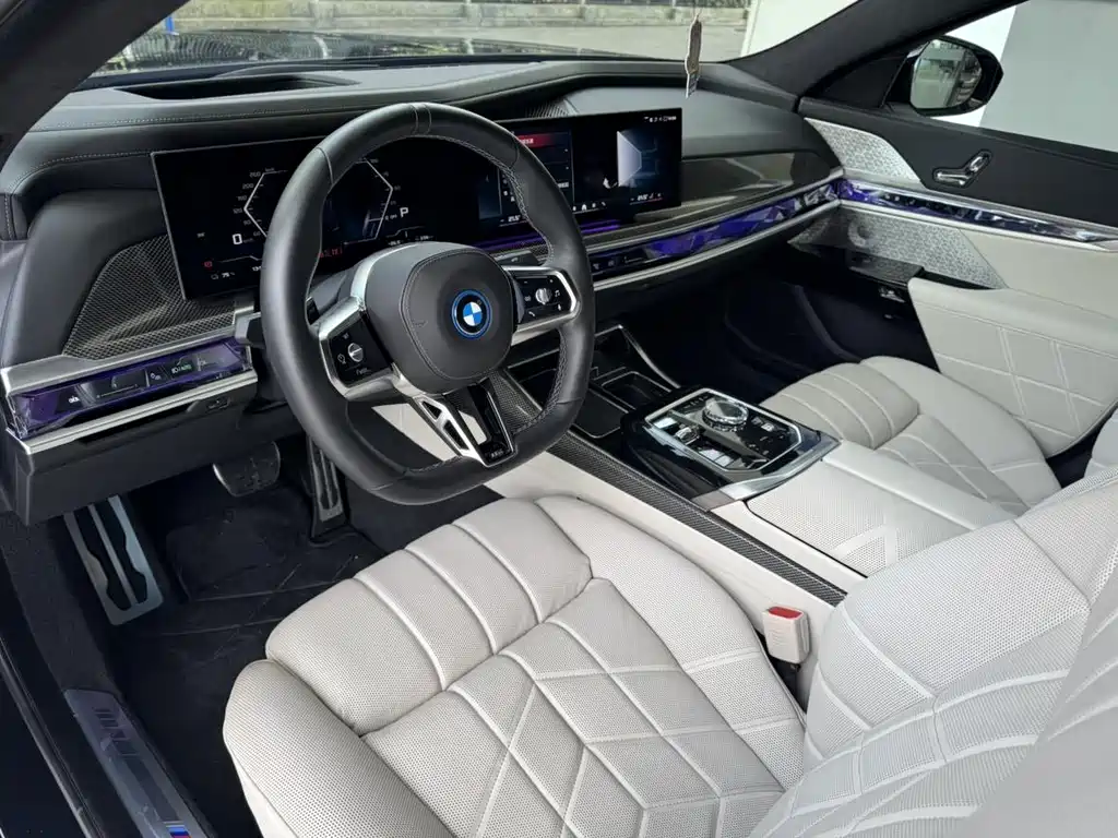 BMW i7 M70L 2025 — фото 12