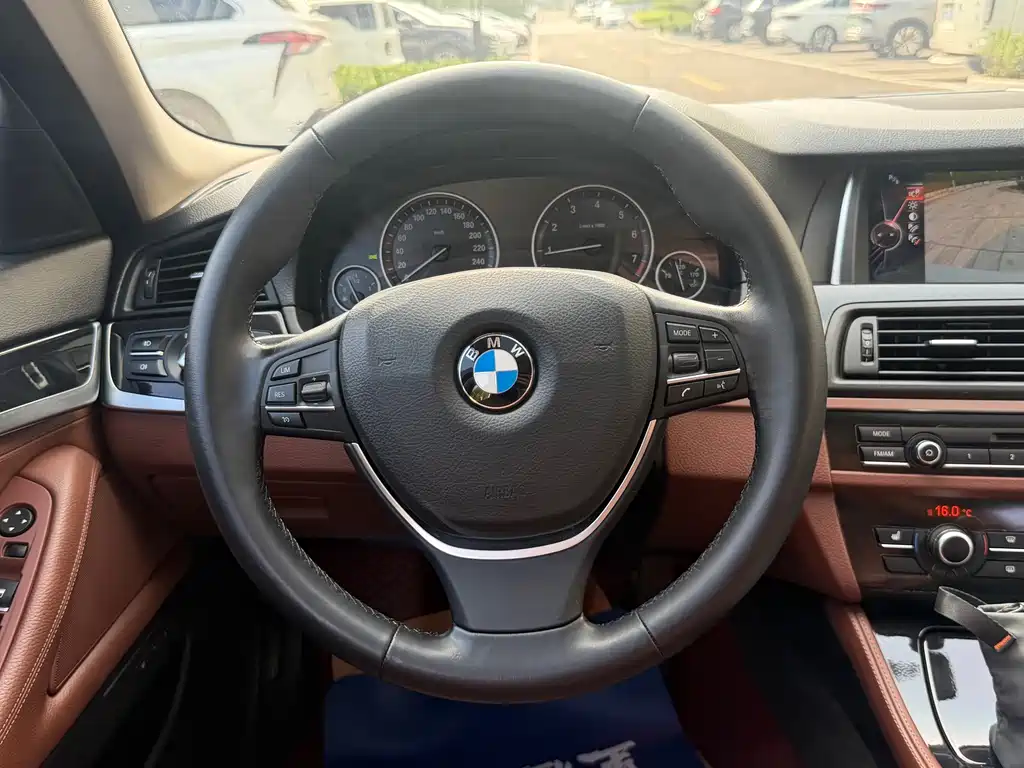 BMW 5 Series 2016 — фото 13
