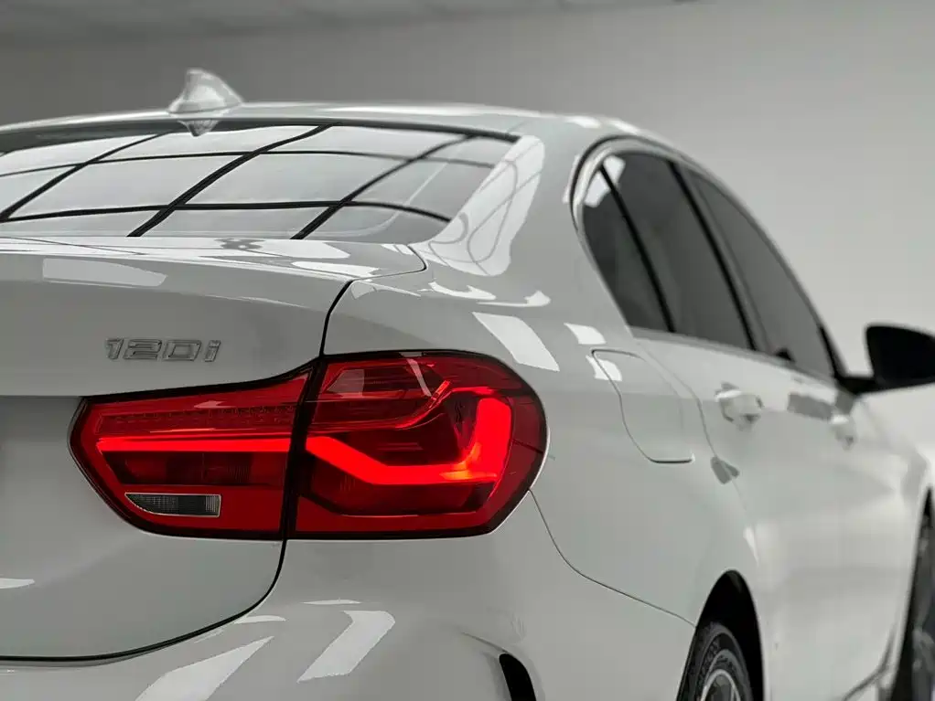 BMW 1 Series 2022 — фото 9