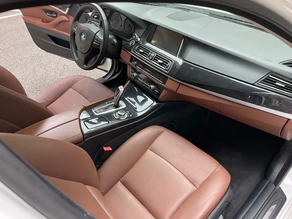 BMW 5 Series 2015 — фото 14
