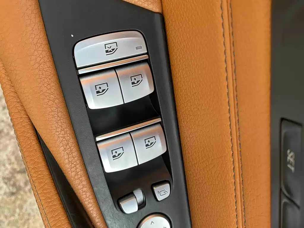 BMW 5 Series 2018 — фото 19
